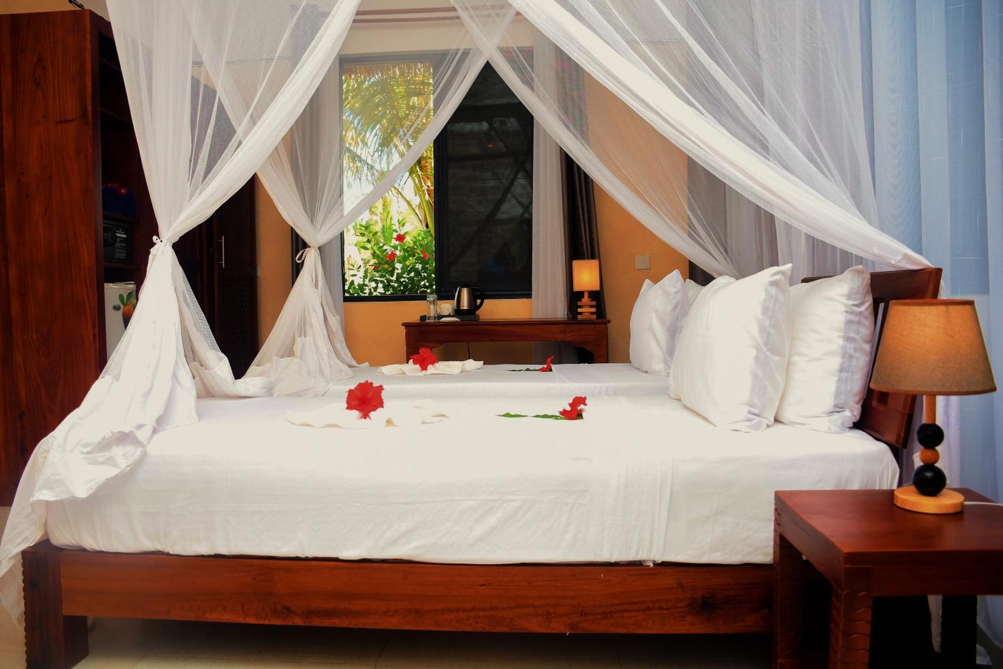 Manolo Beach Resort Uroa Kültér fotó